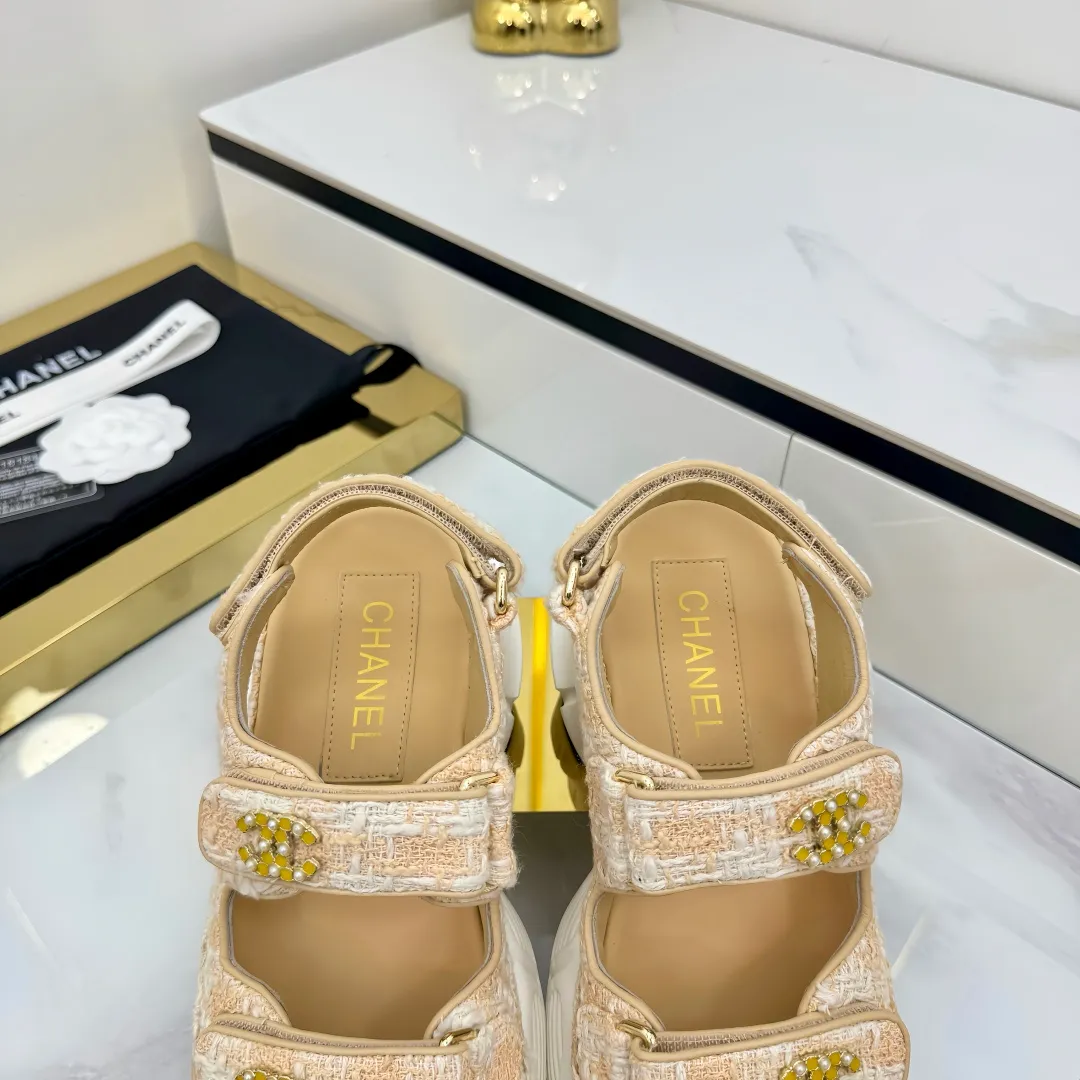 👟👟Ex-factory price 640👟👟 Top version... Chanel｜Chanel Xiaoxiang Velcro Beach Slippers Slippers Casual Beach Shoes 25ss Spring and Summer New Style! Beach shoes are a hit all over the internet! The latest model from the counter, I am still willing to buy it on my feet. It must be ranked among the most popular models. It is invincible in all seasons. Various bloggers and Internet celebrities can see the matching styles. Highly recommended. Pearlescent sheepskin upper, sheepskin lining, suede for feet. Original open-molded TPU outsole size: 35-40 (customized for 40 and 41). Full set of original packaging 👉 👉 👉